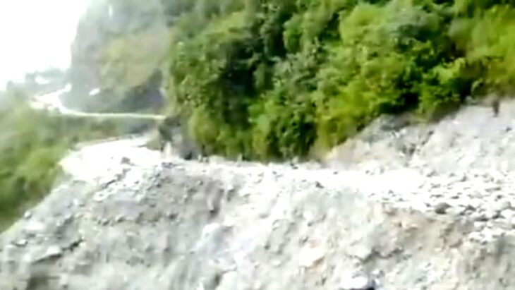 उत्तराखंड में भारी बारिश का कहर जारी , चमोली-बद्रीनाथ हाईवे पागल नाले में बाधित हुआ ।