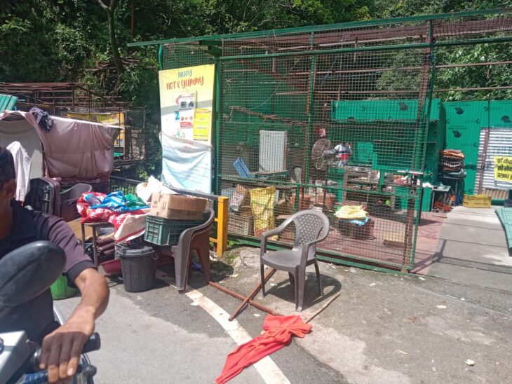Jaglat removes encroachment on roadside at Silasu bridge, shopkeepers shocked