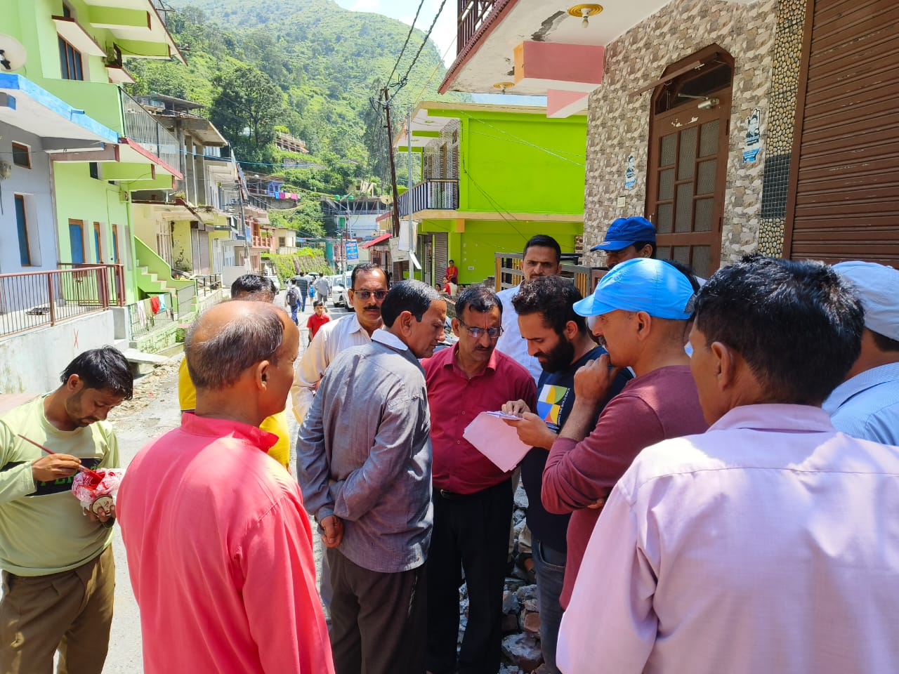 Public Works Department and Tehsil Administration put red marks on encroachment in Nainbagh