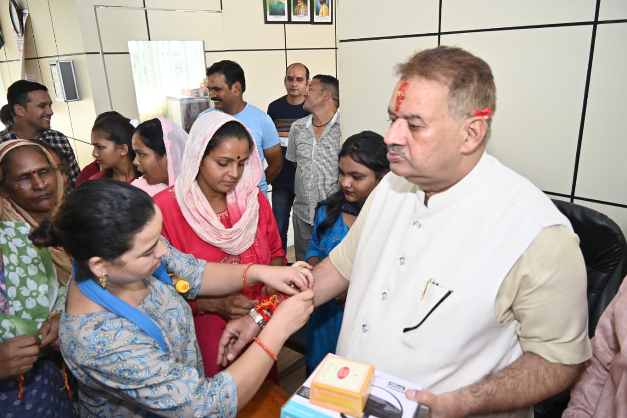 A large number of environment friendly sisters tied Raksha Sutra to Cabinet Minister Ganesh Joshi in the camp office.
