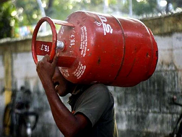 Domestic gas cylinder cheaper by Rs 200 from today, now a total discount of Rs 400 on Ujjwala cylinder