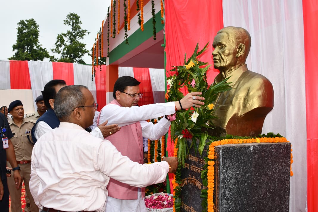 CM unveils statues of martyred state agitators, honours families of martyrs