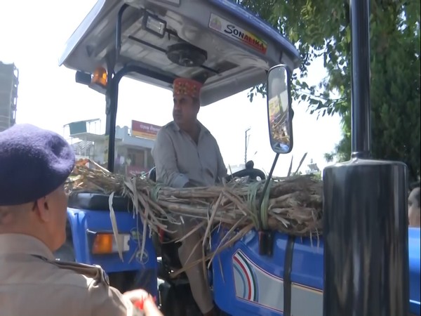 Khanpur MLA reached the assembly gate with a tractor loaded with rotten sugarcane.