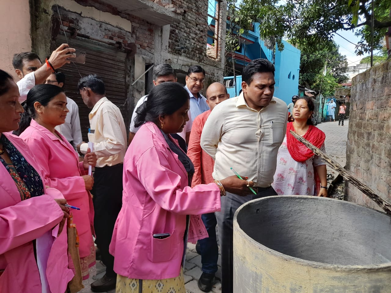 Health Secretary seen at ground zero against dengue