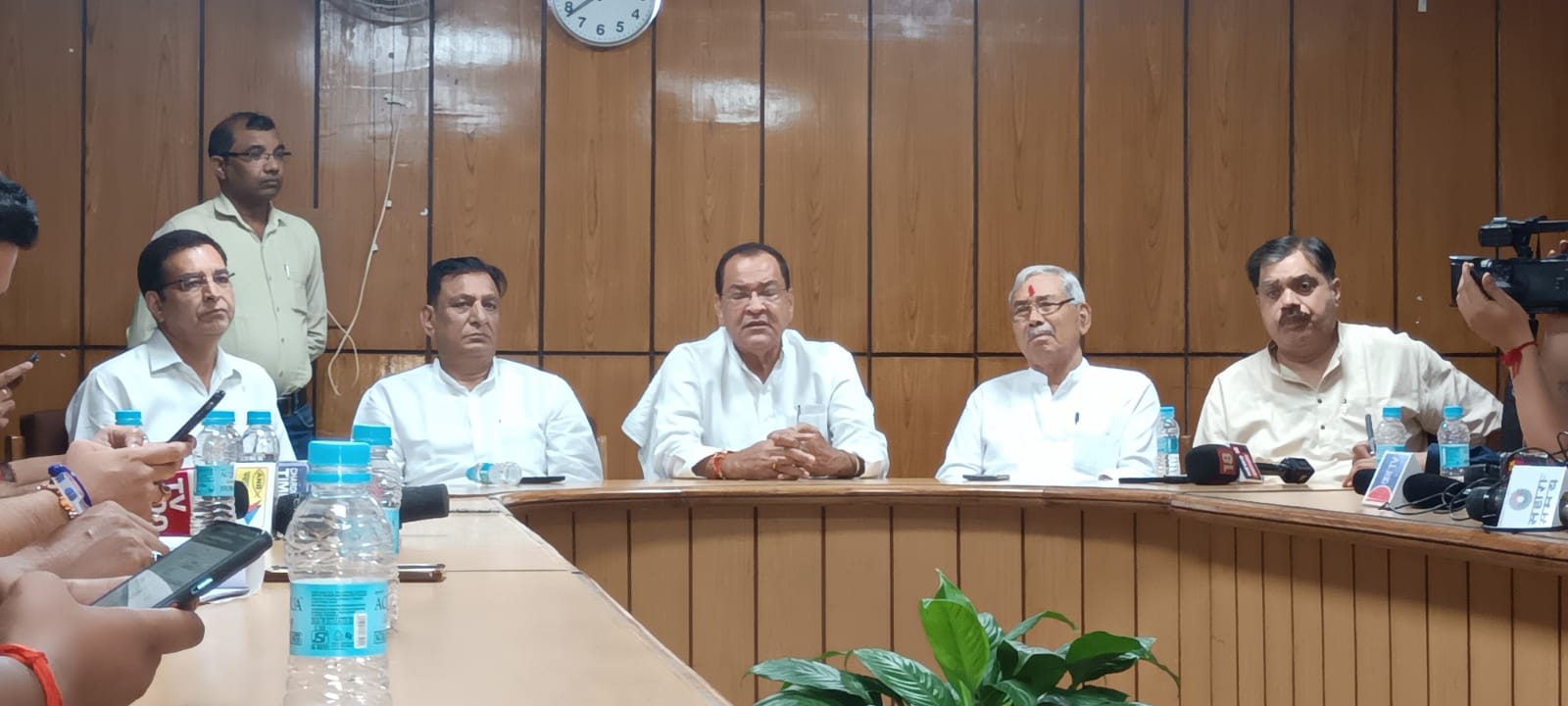 Congress thanked the Speaker for taking tough decisions from the bench to protect the dignity of the MLAs.