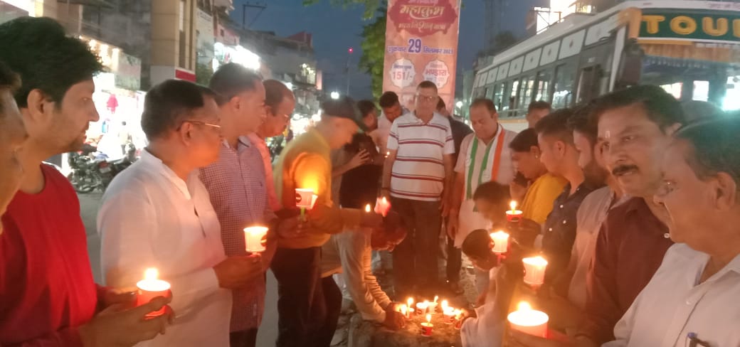 Congress workers paid tribute to Ankita Bhandari by taking out a candle march.