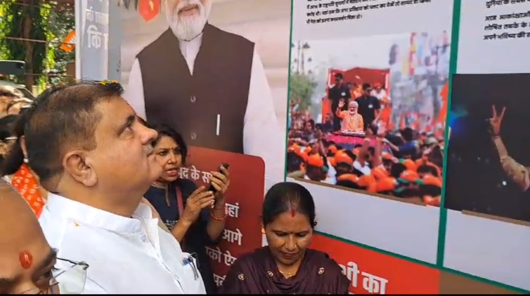Organization of photo exhibition based on personality and work of PM Modi under Seva Pukhwade.