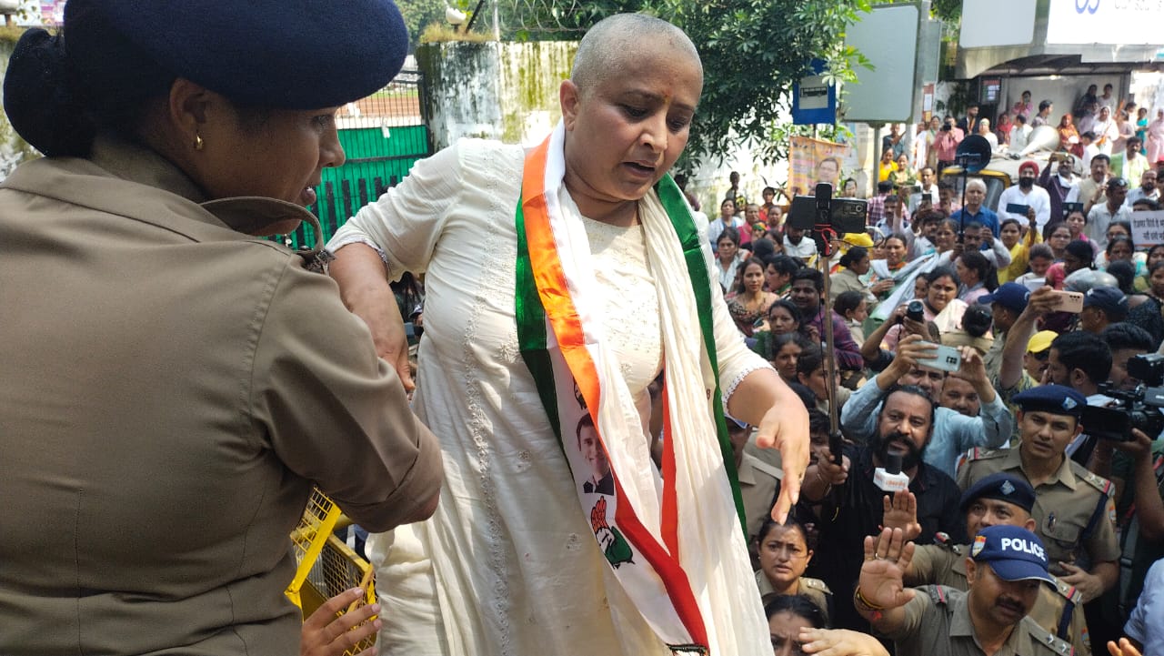 State President of Mahila Congress shaved her head to ensure justice to Ankita Bhandari