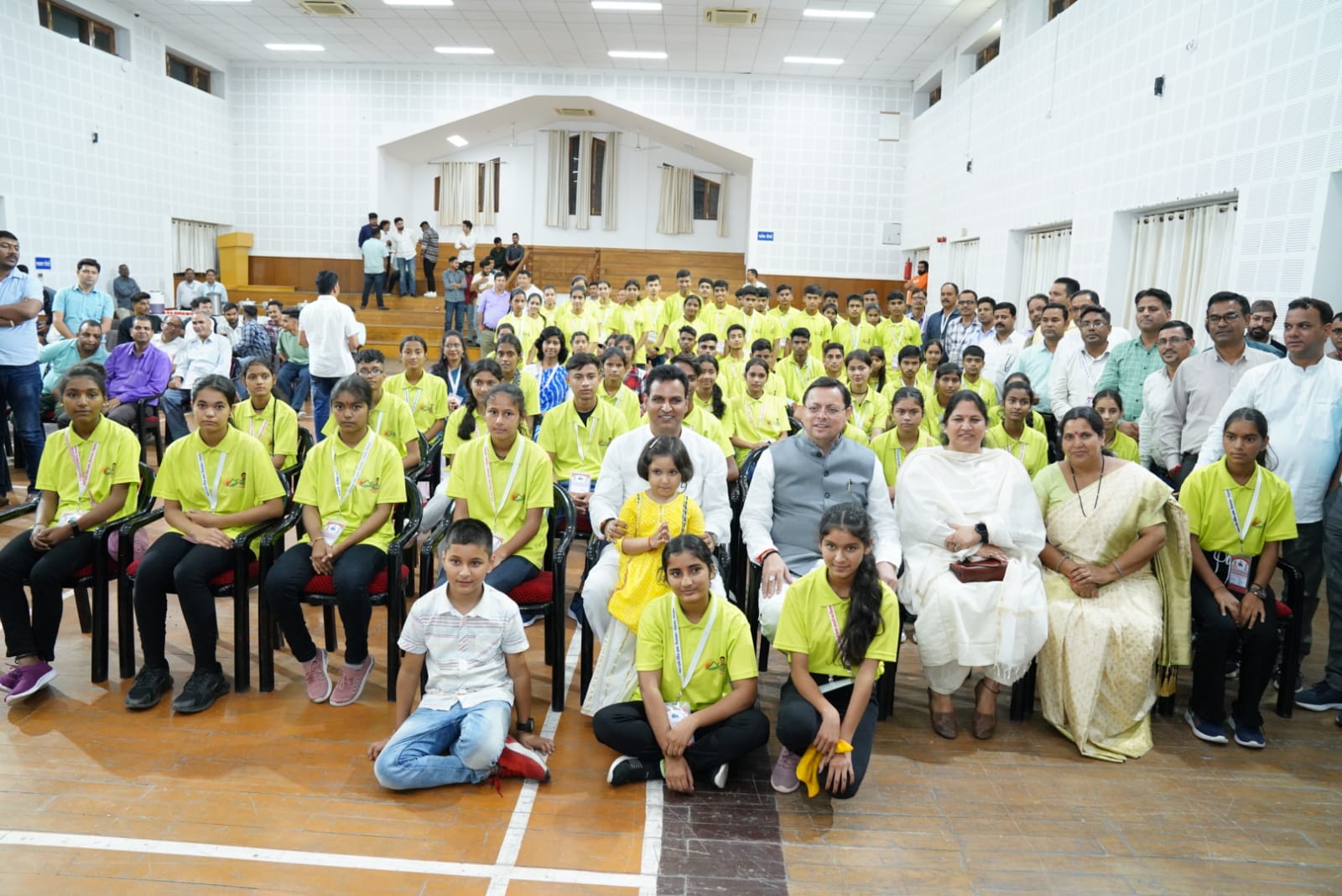 CM flags off the group of students participating in Bharat Darshan educational tour