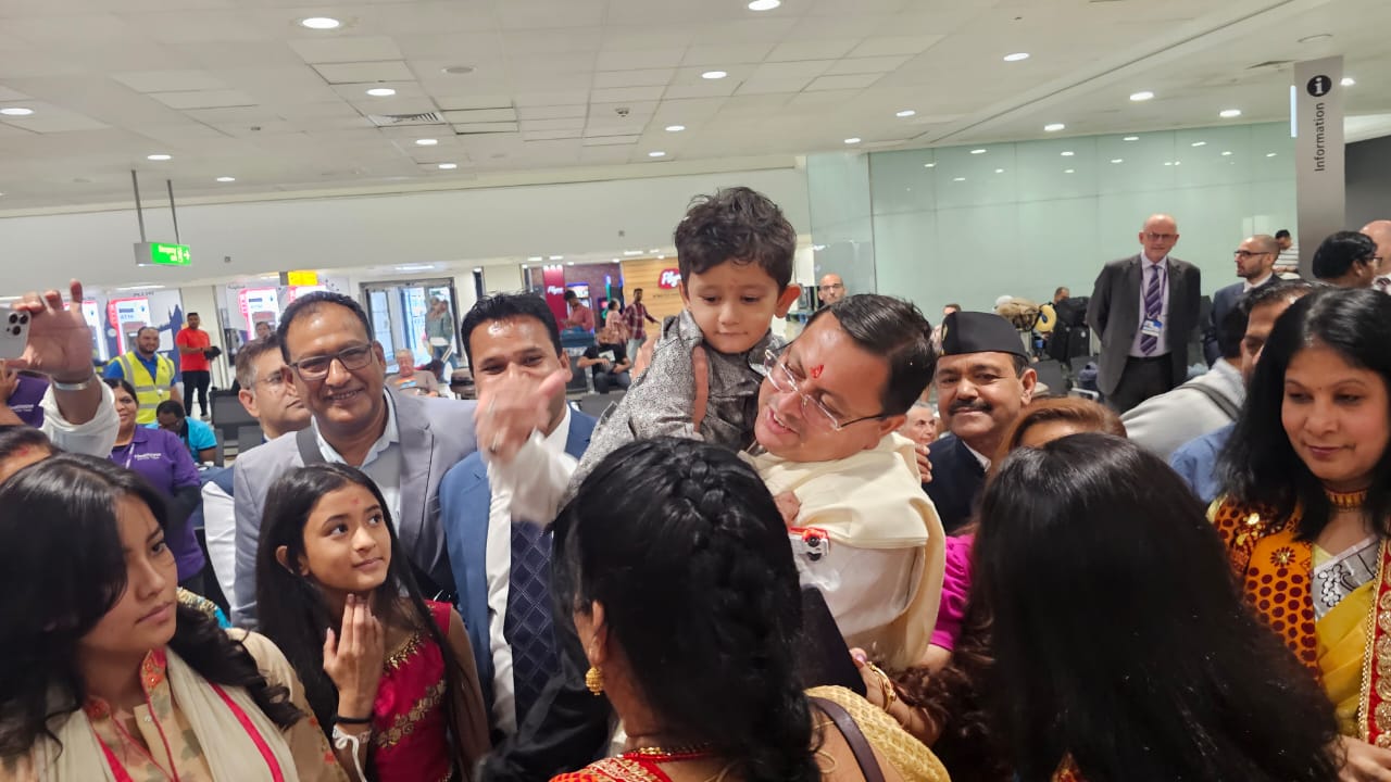  Chief Minister Dhami reached London, migrants from Uttarakhand warmly welcomed at the airport
