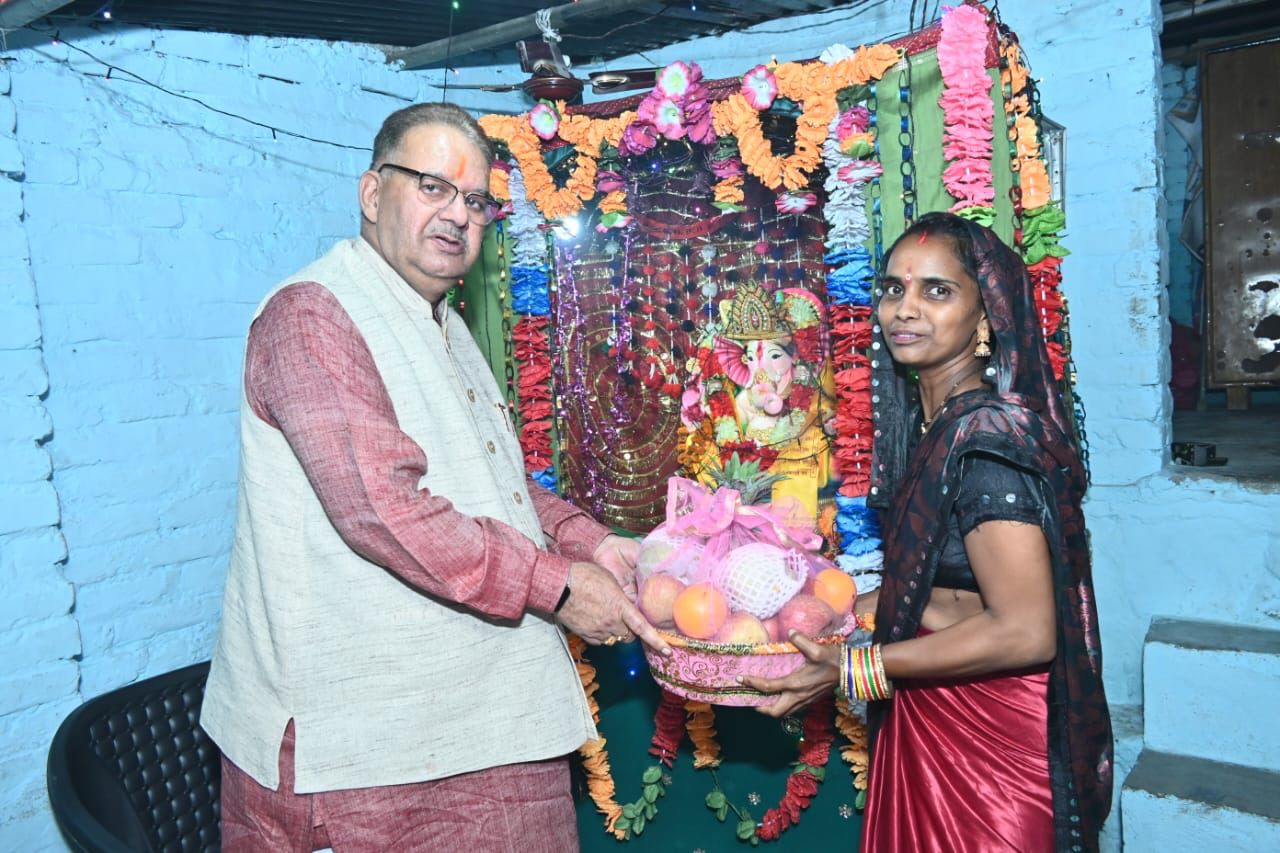 Minister Joshi participated in the Ganpati worship program