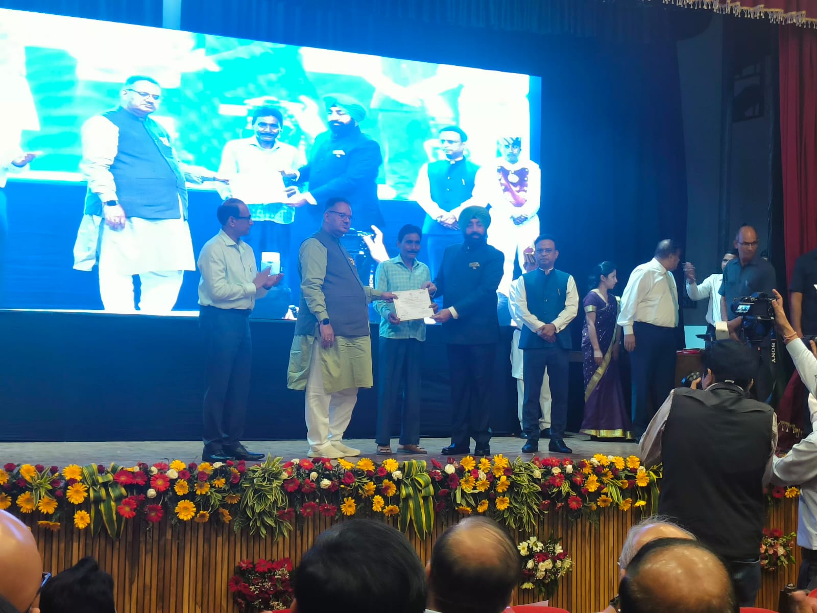 Governor Gurmeet Singh honored the cleaning workers