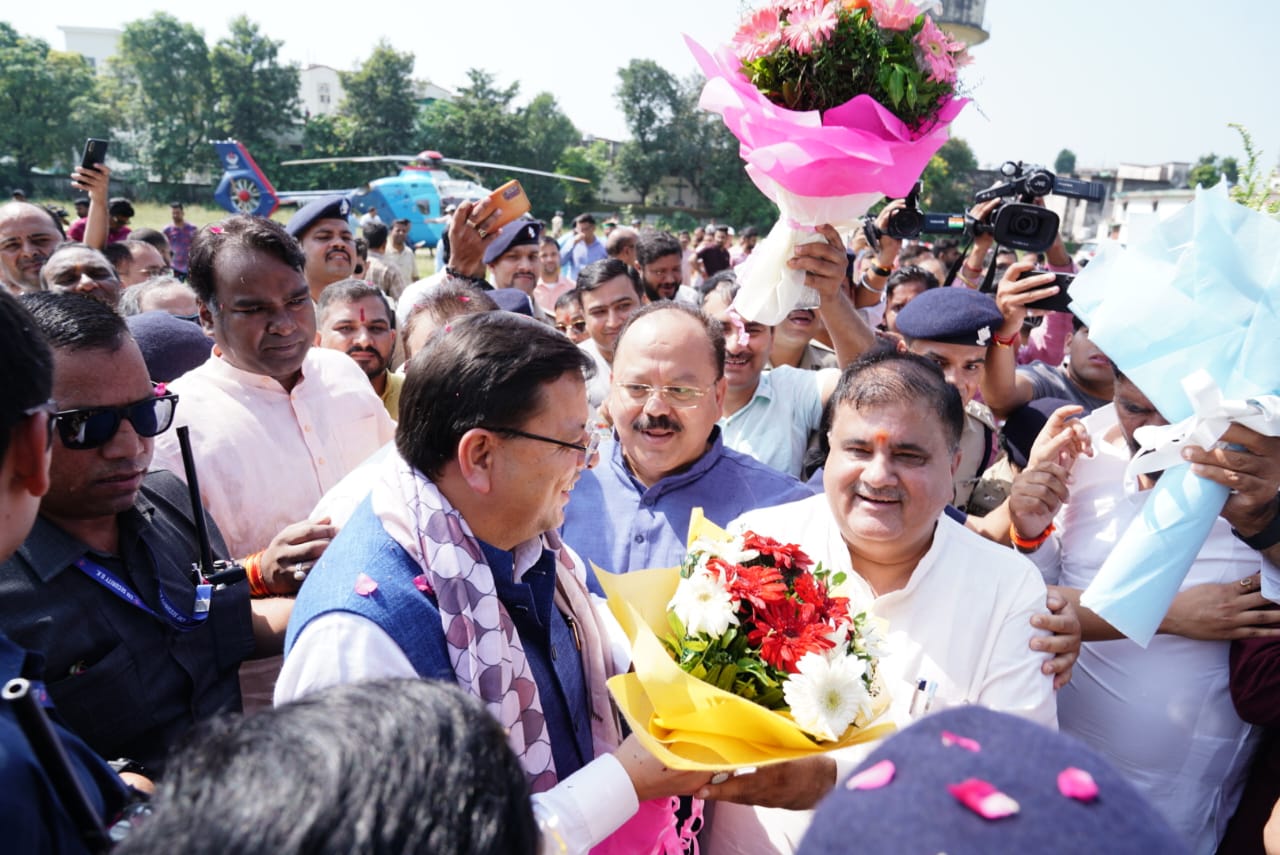 Ministers, MLAs and workers welcomed the CM on reaching Dehradun after Britain tour.