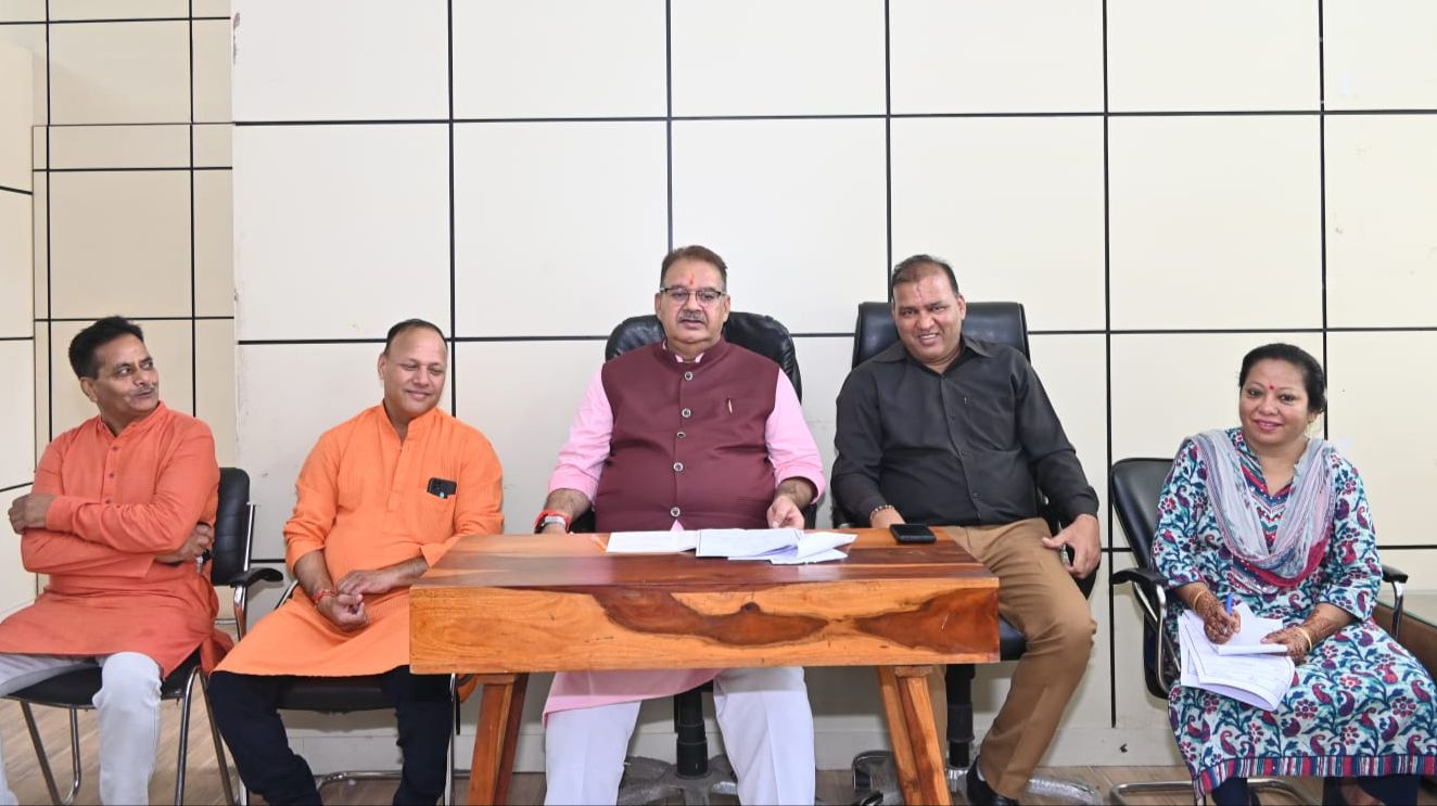Minister Ganesh Joshi holding a meeting with party officials regarding the programs organized on the occasion of the birthdays of Prime Minister Narendra Modi and CM Pushkar Singh Dhami.