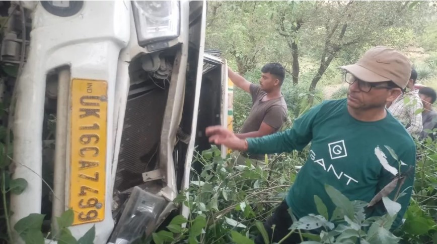 Pickup fell into ditch, driver and helper injured