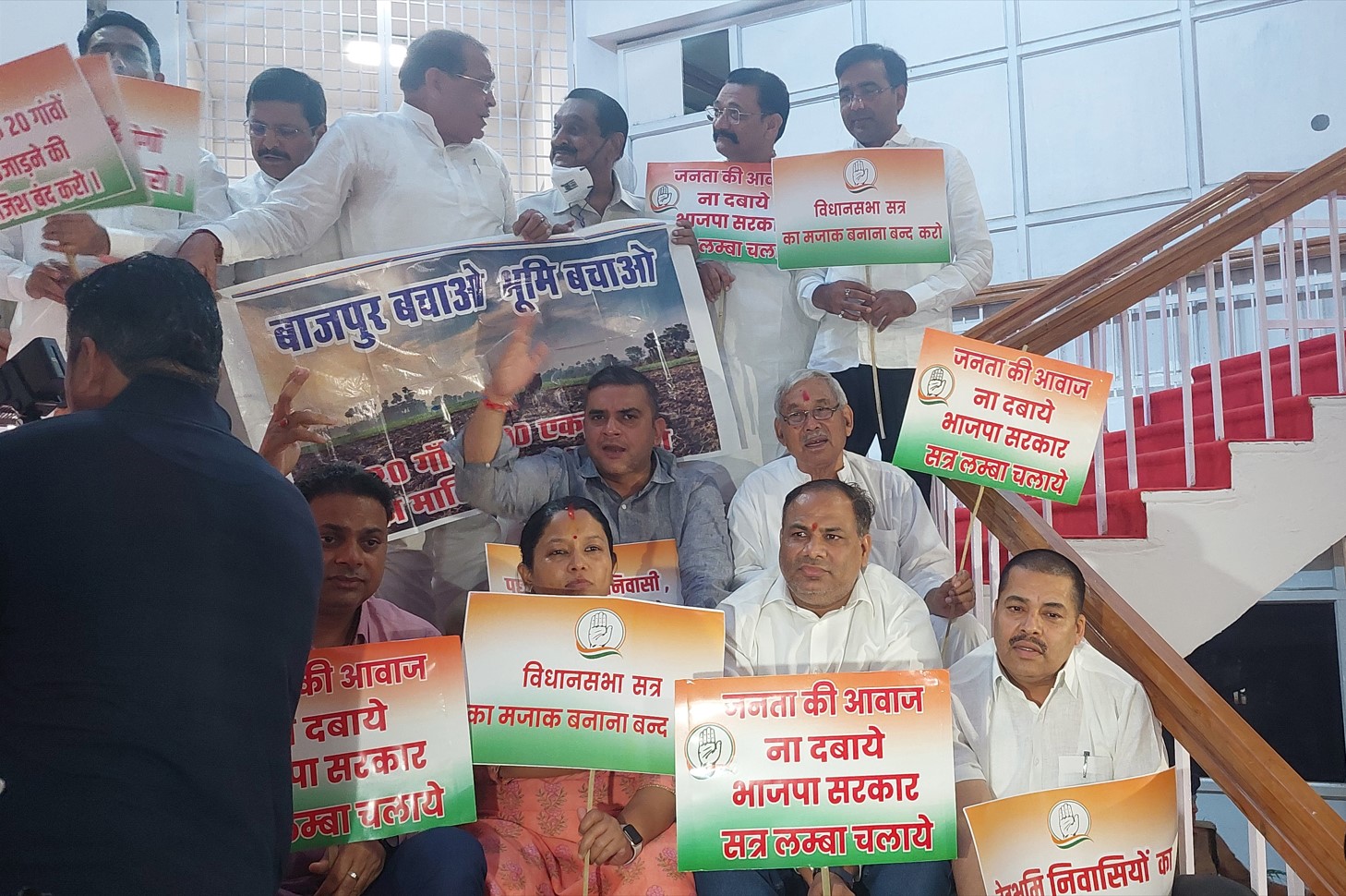 Opposition surrounded the government on inflation and corruption