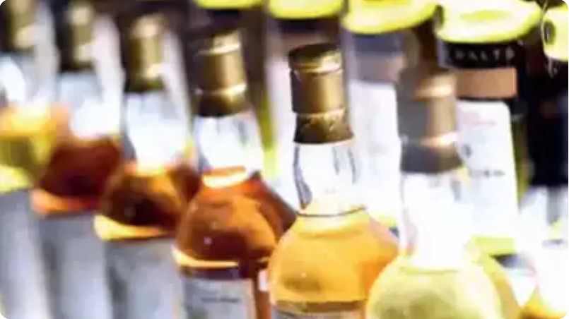 Two people arrested with 65 English and 52 pave country liquor