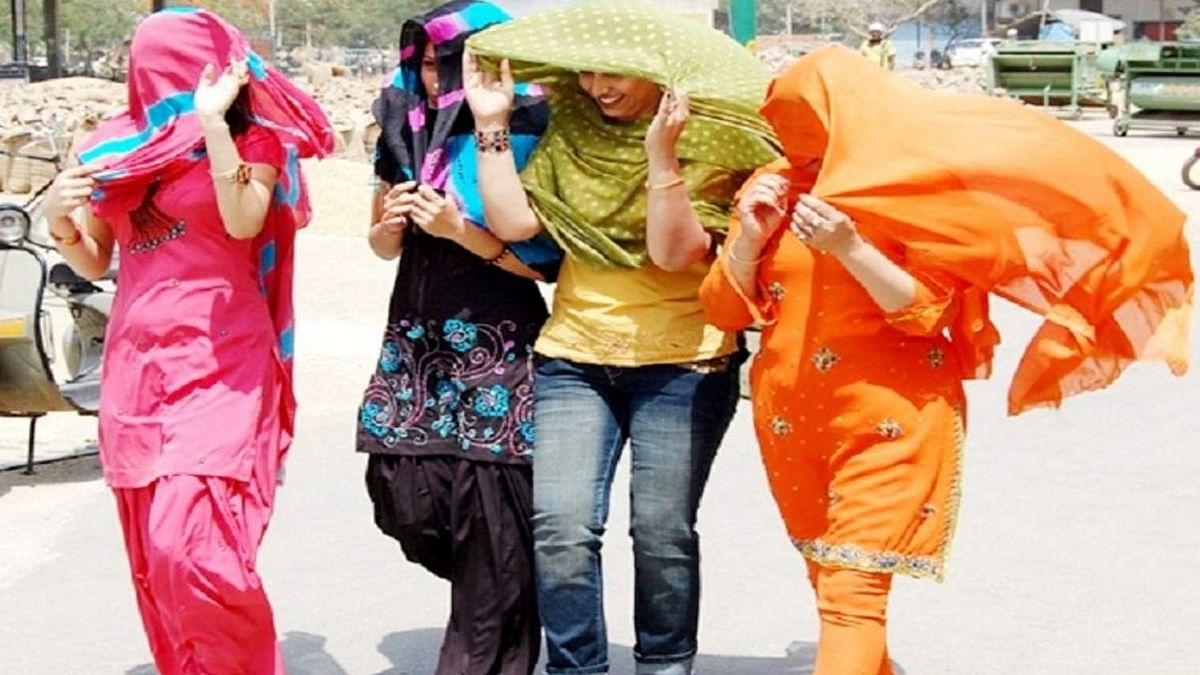 People troubled by the scorching heat