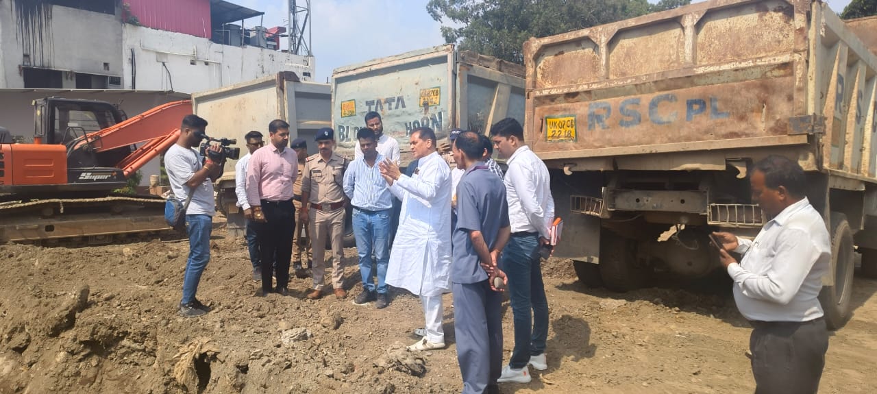 Minister Dr. Premchand Aggarwal conducted surprise inspection of Indira Market Redevelopment Project today.