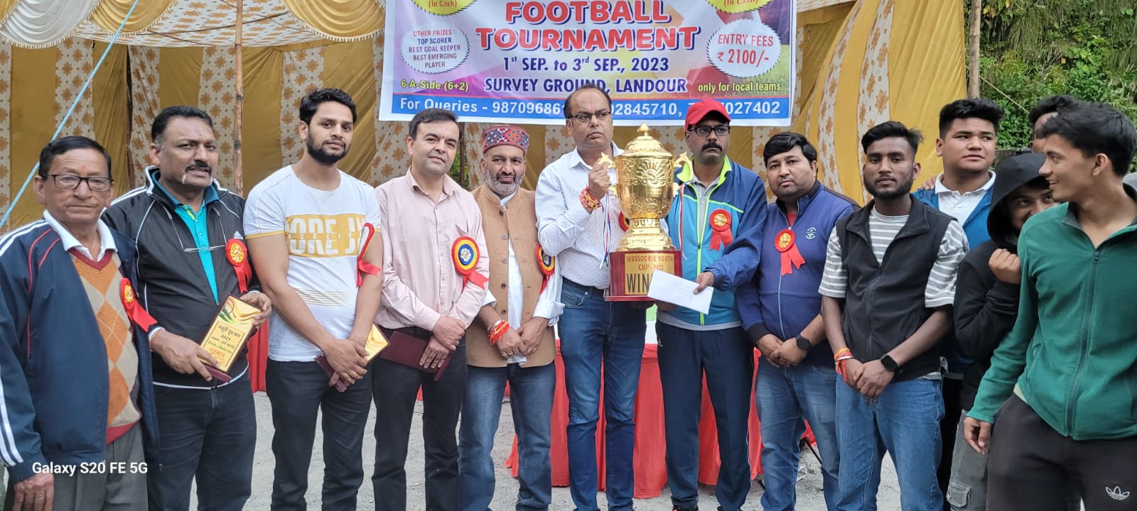 Rubotus World organization conducts cleanliness campaign in Mussoorie, honors Rajat Agarwal, president of the business board, for social work.