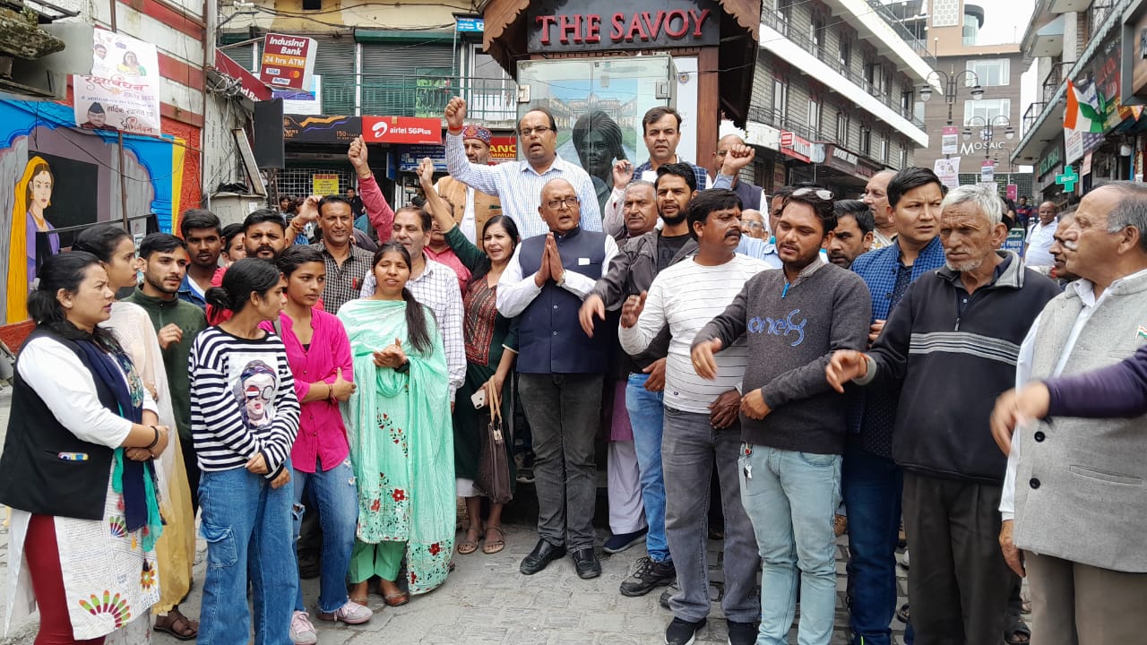A protest was held at Shaheed Bhagat Singh Chowk by Mussoorie Vyapar Mandal against making indecent remarks on Sanatan Dharma