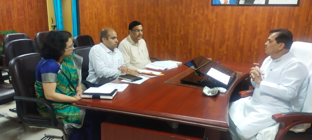 Cabinet Minister Dr. Premchand Aggarwal talked to Health Secretary R Rajesh Kumar regarding the prevention of dengue and took feedback, while held a meeting with the Director General of Health and CMO Dehradun. During this, instructions were also given to run a rapid public awareness campaign regarding dengue.