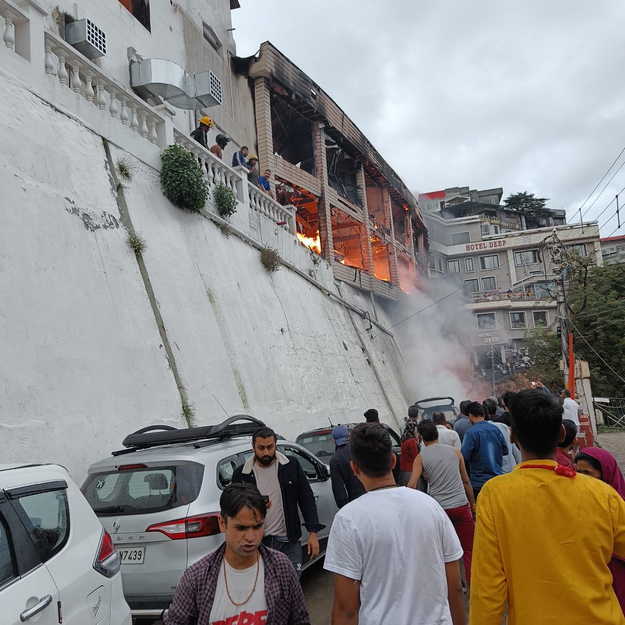 Massive fire breaks out at hotel in Mussoorie, hotel staff escape