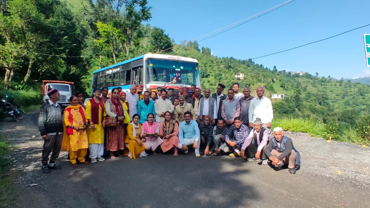 Under the Deendayal Mother-Father Pilgrimage Scheme, 31 pilgrims from Bhatoli left for Shri Badrinath Dham.