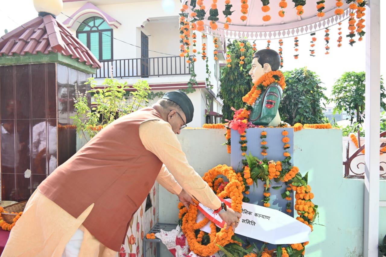 On the 15th death anniversary of Ashok Chakra winner Amar Shaheed Havildar Bahadur Singh Bohra, the Minister of Soldier Welfare paid floral tributes.