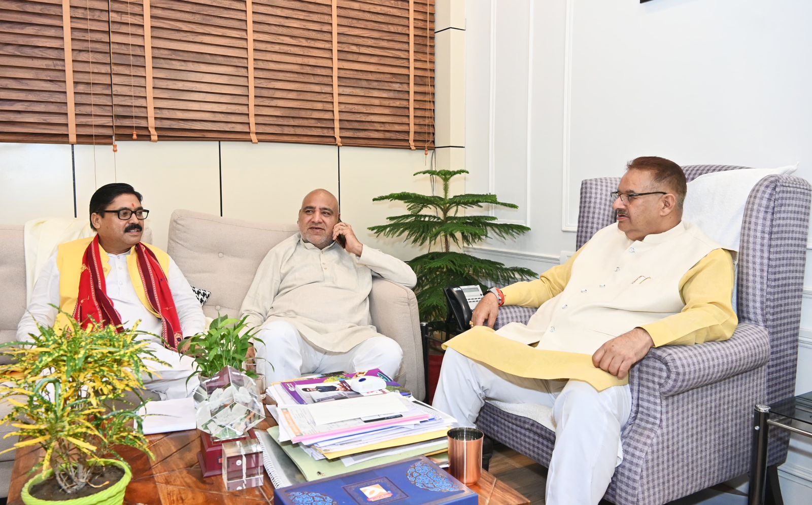 Cabinet Minister Ganesh Joshi congratulated Jyoti Prasad Gairola and Kailash Pant.