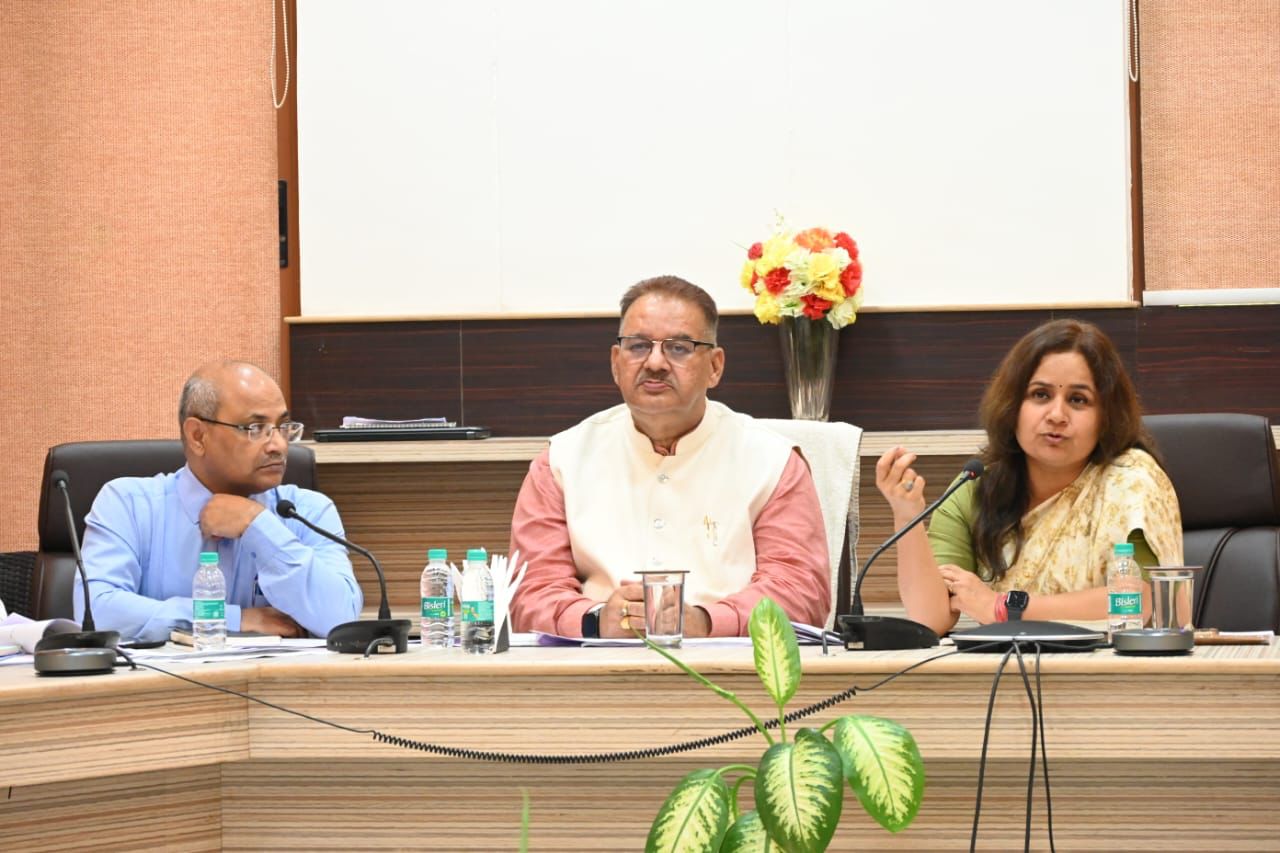 Concerned about the rural development of Uttarakhand, Rural Development Minister Ganesh Joshi gave a lifeline to the officials.