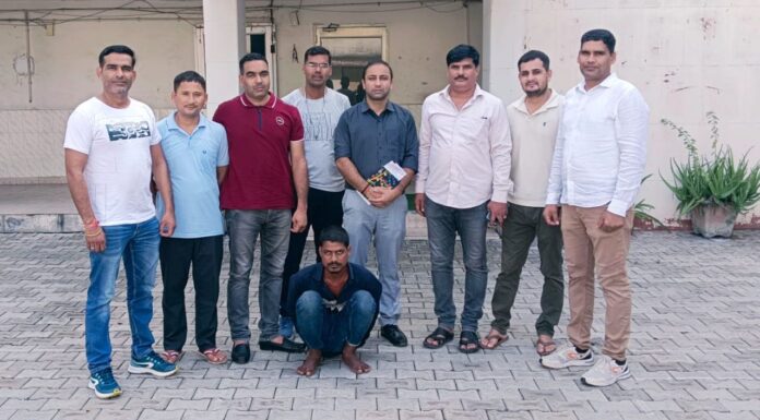 A man with a reward of Rs 50,000 was arrested after breaking the eyes of a policeman.