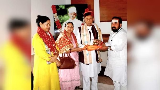 Former Himachal CM Dhumal took bath in Ganga