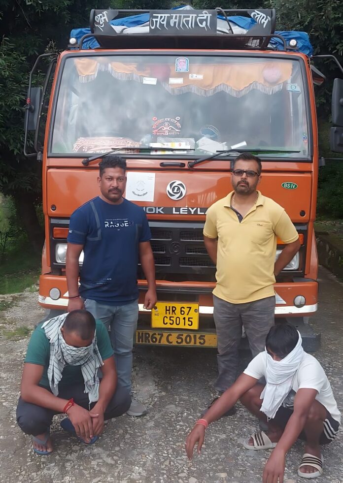 405 Two smugglers including Teen Lisa caught