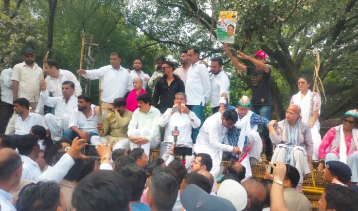 Congressmen protest at CM residence to increase compensation for farmers