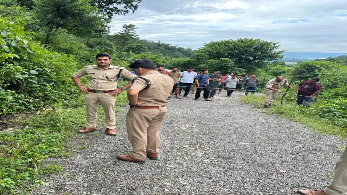 Girl's body found on police station road, suspicion of murder