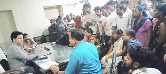 Gheraoed the police station demanding strict action against the murderers