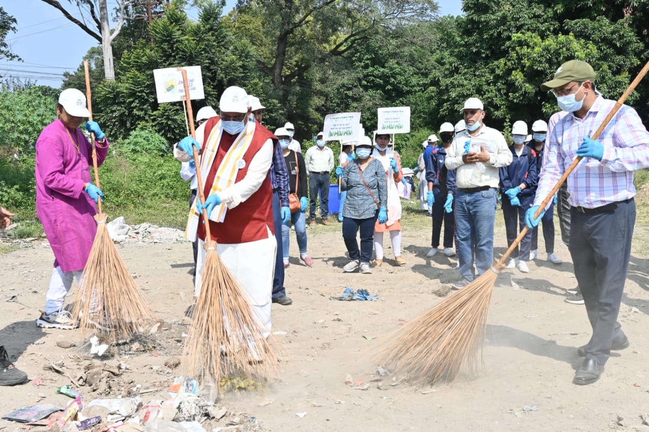  Minister Ganesh Joshi contributed to cleanliness by sweeping the broom.
