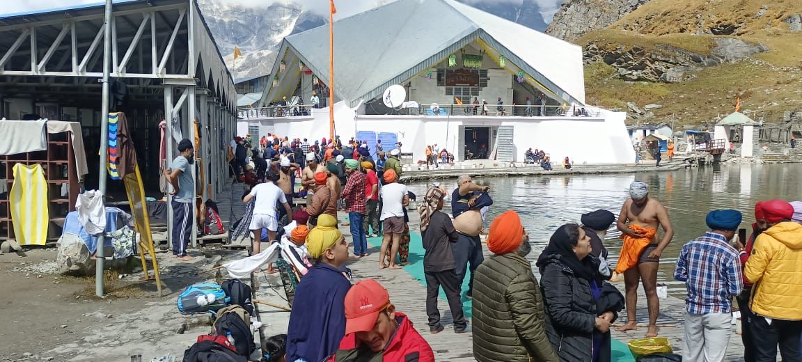 Crowd of devotees gathered for darshan of Shri Hemkunt Sahib