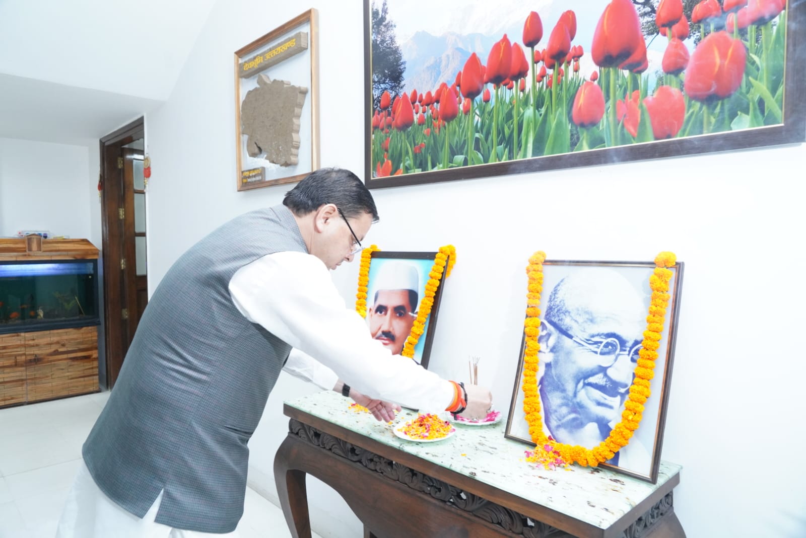 CM paid tribute to Gandhi and Shastri