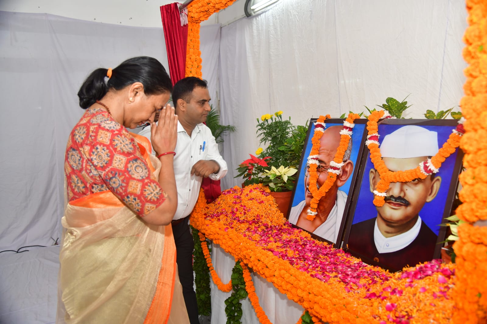 Tributes paid to Bapu and Shastri in the Secretariat