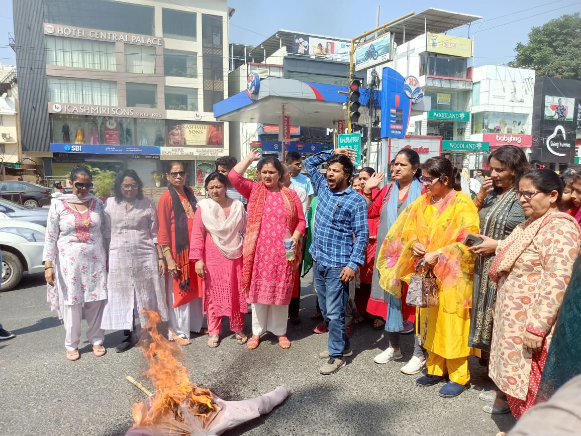 Mahila Congress demonstrated against government's liquor policy, burnt effigy