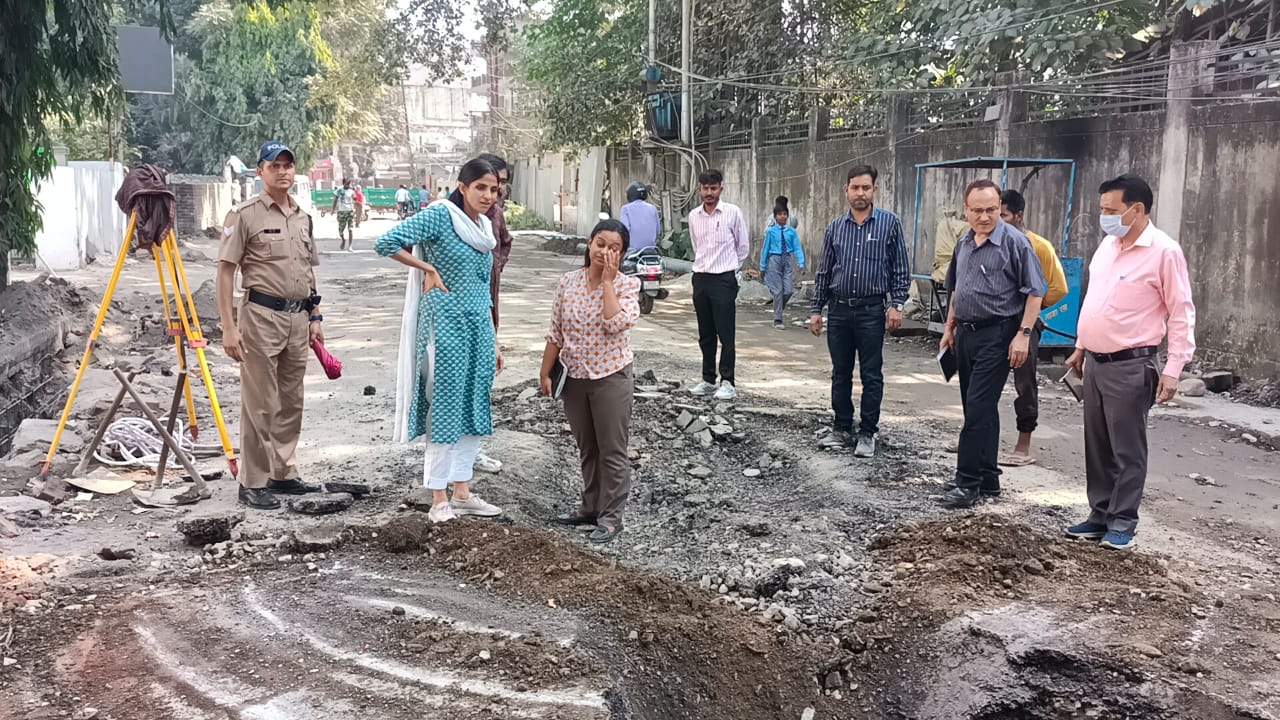 District Magistrate Sonika inspected the construction works being carried out in the city.