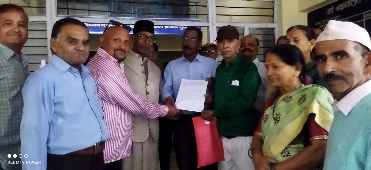 Pensioners organization handed over 16 point demand letter addressed to CM to Tehsildar