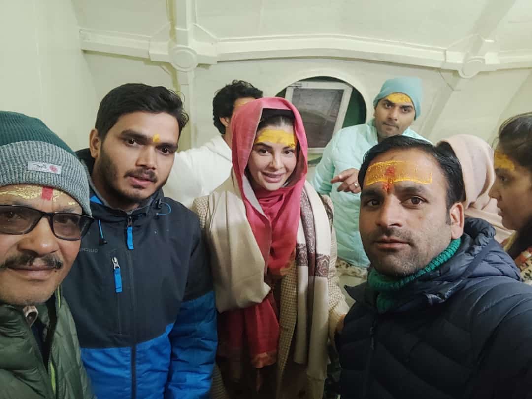 Film actress Jacqueline Fernandes reached Lord Kedarnath amid snowfall