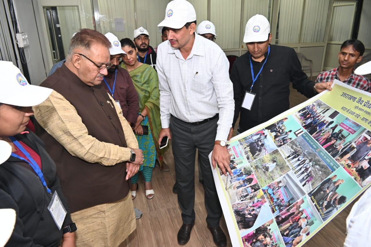 A group of 12 farmers visited Mana village