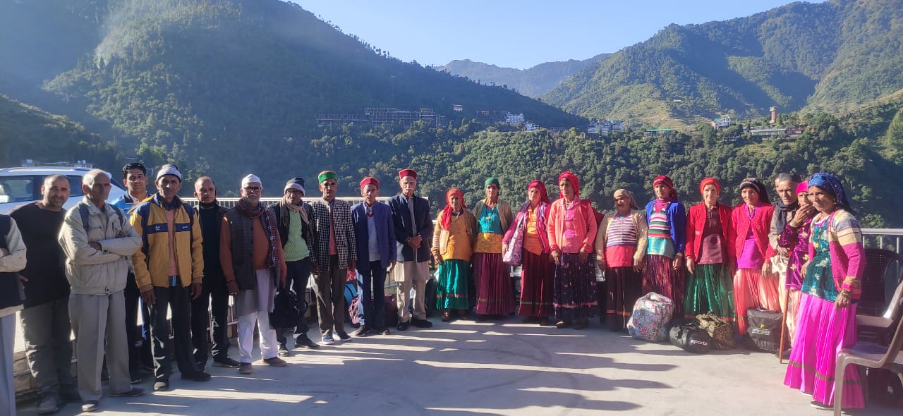 A group of 36 senior citizens from Nainbagh was sent on a pilgrimage to Badrinath Dham.