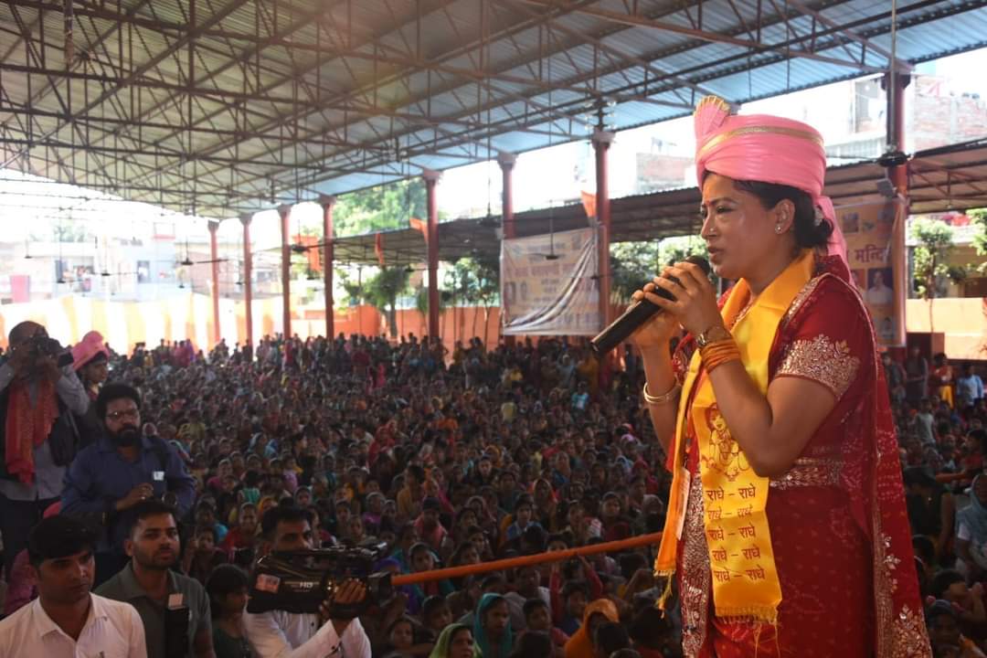 Cabinet Minister Rekha Arya played Holi with flowers and colors in Ramlila organized in Jogi Nawada, showered flowers on the audience.