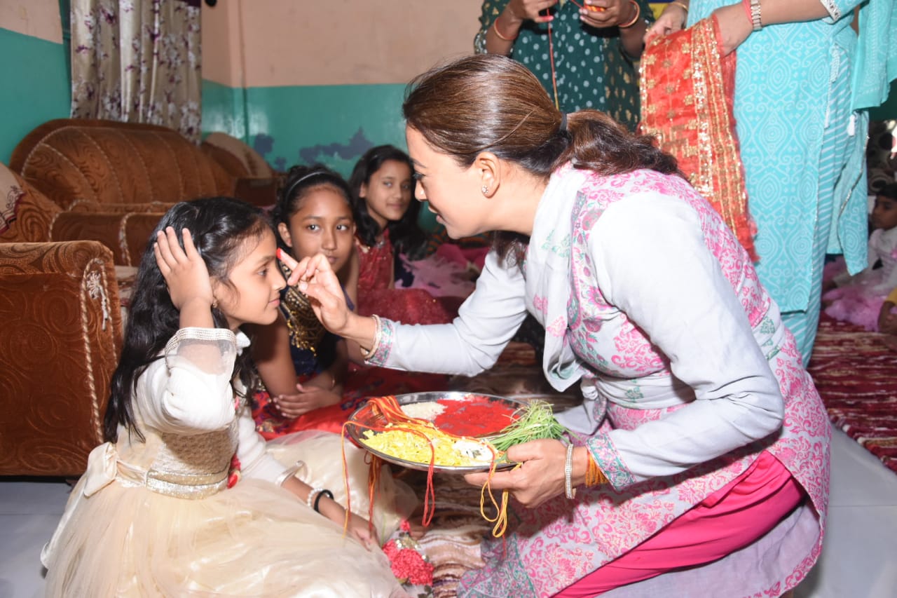 Minister Rekha Arya reached Shishu Sadan and worshiped nine girls in the form of Goddess on Mahanavami.