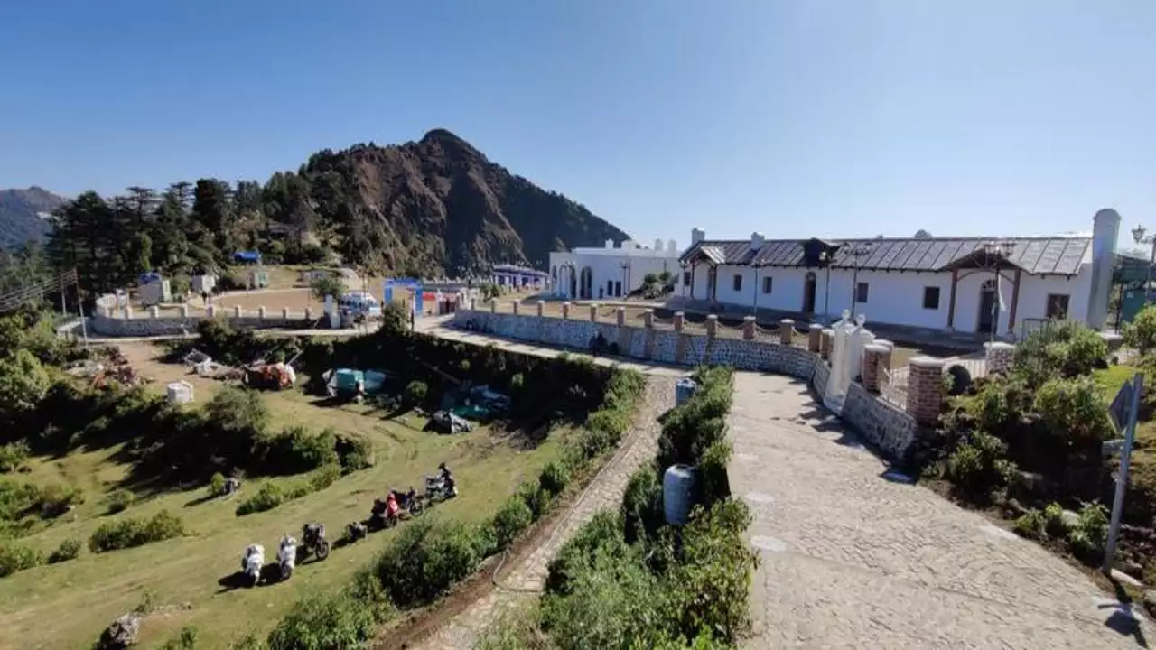 Video of female tourist protesting against entry and parking on George Everest goes viral